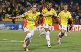 Daniela Montoya, capitana de Colombia, celebra el gol que le marcó en el debut a Perú.