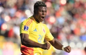 El goleador colombiano Neiser Villarreal celebra uno de sus goles ante España. 