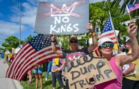  Personas participan durante la protesta "No Kings" en la Florida.