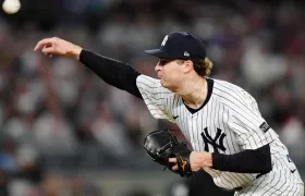 El novato Cam Schlittler se llevó la victoria al ponchar 12 bateadores de Boston en ocho entradas. 