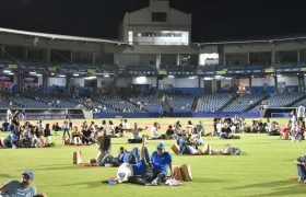 Aficionados en el terreno del juego del Édgar Rentería disfrutando de 'Picnic en el Diamante'.