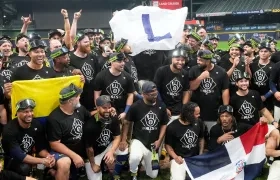 José Quintana con la bandera de Colombia durante el festejo de los Cerveceros. 