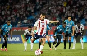 'Titi' Rodríguez cobra el penalti que le dio el empate 2–2 al Junior. 