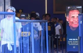 Los aficionados de Boca Juniors llegando a la Bombonera para despedir a Russo.