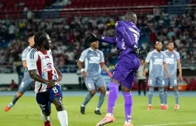 Yimmi Chará en la acción en la que marcó el gol de Junior ante Santa Fe.