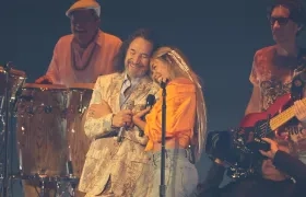 Marco Antonio Solís con Karol G.