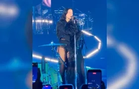 Dua Lipa durante el concierto en Bogotá.