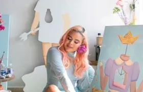 Norella Magdaniels junto a una de sus creaciones. 