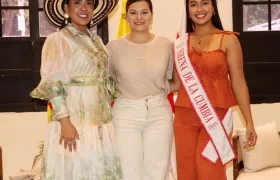 Alcaldesa de Manatí, Yaneris Acuña Cervantes; Luisa Fernanda Guerrero, Sirena de la Cumbia 2025 y Marisabella Romero, secretaria de Desarrollo Económico del Atlántico.