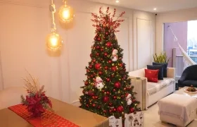 Árbol de Navidad con cerezas y bolas en diferentes tamaños. 