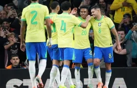 Jugadores de Brasil celebrando uno de los goles.