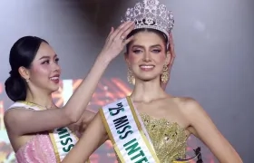 Catalina Duque Abréu recibiendo la corona en el Miss International 2025.