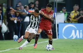 Acción de juego de la final entre Lanús y Atlético Mineiro.