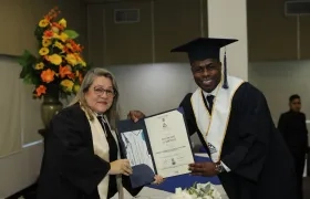 Carmelo Valencia junto a la rectora Rosa López.
