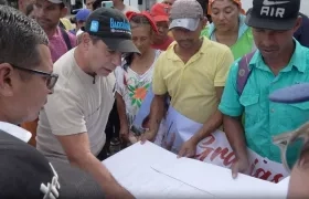 El alcalde Alejandro Char explicando la obra a los comerciantes. 