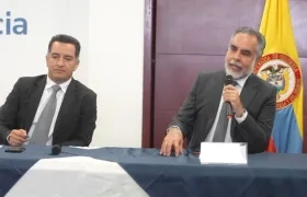 El ministro (e) de Justicia,  Andrés Idárraga; y el del Interior, Armando Benedetti. 