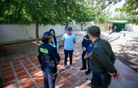 Autoridades de Soledad y de Policía reunidas en una institución educativa.