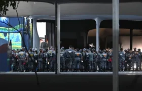 Bomberos a las afueras del centro de convenciones donde se registró el incendio. 