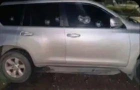 La camioneta en la que se transportaba el niño cuando fue impactado a bala. 