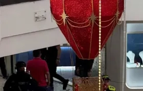 Autoridades en el Centro Comercial en Bucaramanga.
