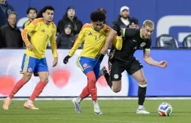 Johan Mojica (c) de Colombia disputa el balón con Lewis Miller (d) de Australia. Al fondo, Luis Díaz. 