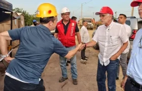 Eduardo Verano visitando las obras.