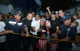 El alcalde Alejandro Char en la entrega de la vía en Las Flores.