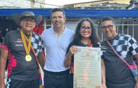 El concejal Juan Camilo Fuentes entregó la distinción a La Soberana.