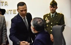 El ministro de Defensa, Pedro Sánchez, con el ministro del Interior, Armando Benedetti.