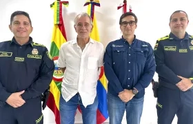 El saliente coronel John Harvey Peña, el gobernador Eduardo Verano, el secretario del Interior José Antonio Luque y el coronel Eddy Sánchez, nuevo comandante de la Policía del Atlántico. 