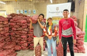 Melissa Obregón, directora de Prosperidad Social en Atlántico, entregando el alimento a las familias. 