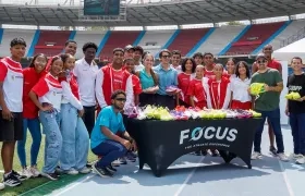 Durante la presentación del Metro Sport Fest se entregaron 31 pares de zapatillas a atletas del Atlántico. 
