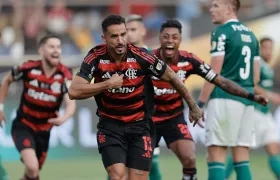 Danilo da Silva de Flamengo celebra su gol en la final de la Copa Libertadores.