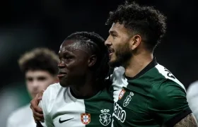Luis Javier Suárez celebrando su gol con Geovany Quenda.