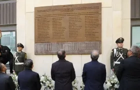 Los presidente de las altas cortes observando los nombres de las víctimas.