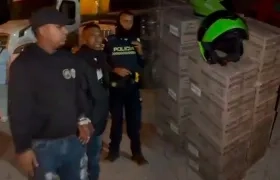 Los presuntos ladrones y la mercancía de la tractomula.