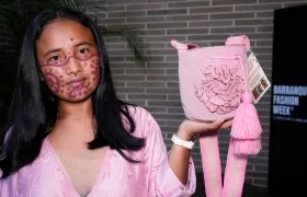 Indígena Wayúu con sus mochilas.