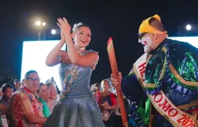 La reina Michelle Char con el rey Momo, Adolfo Maury.