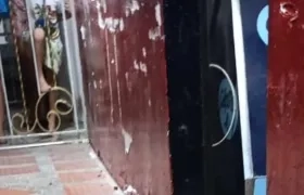 El domiciliario fue baleado en la parte externa de la tienda. 