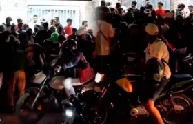 Las personas se aglomeraron en el sitio donde fue baleada esta persona. 