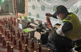 Licor de contrabando incautado por la Policía. 