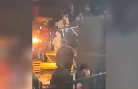 Momento de la agresión de los motociclistas al conductor del vehículo. 