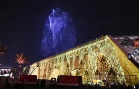 Imagen creada por drones de la máscara de Tutankamón como parte de los actos de inauguración del Gran Museo.