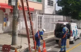 Operarios de Air-e, en trabajos de mantenimiento.