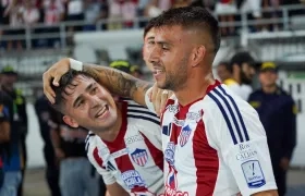 Paiva celebrando el gol con Rodríguez.