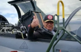 Petro en un avión Gripen. 