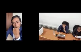 Nicolás Petro escucha al Juez Hugo Carbonó en la admisión e inadmisión de pruebas para su juicio. 