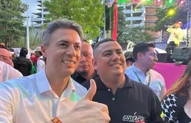 El precandidato presidencial Daniel Quintero Calle (izquierda).