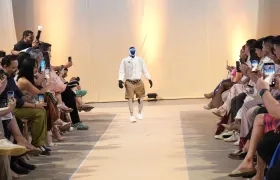 Humanoide 'i3E' desfilando con prendas del diseñador Orlando Zapata.