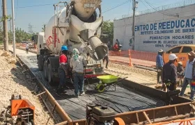 Fundición de pavimento en concreto rígido en la vía Circunvalar.